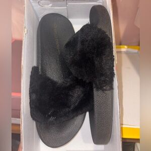 Fluffy Slippers (worn but doesn’t have damage)
